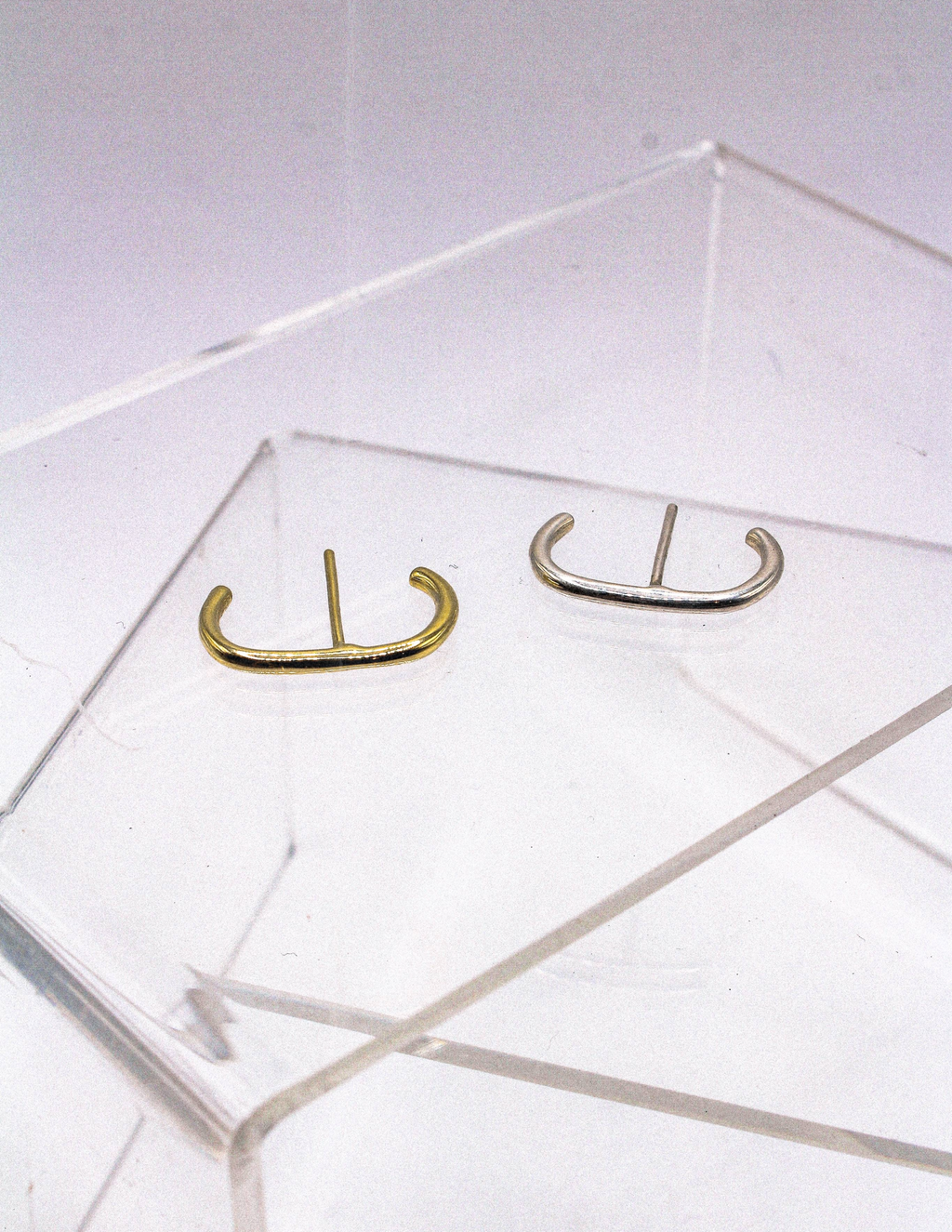 CURVED SUSPENDER EARRING