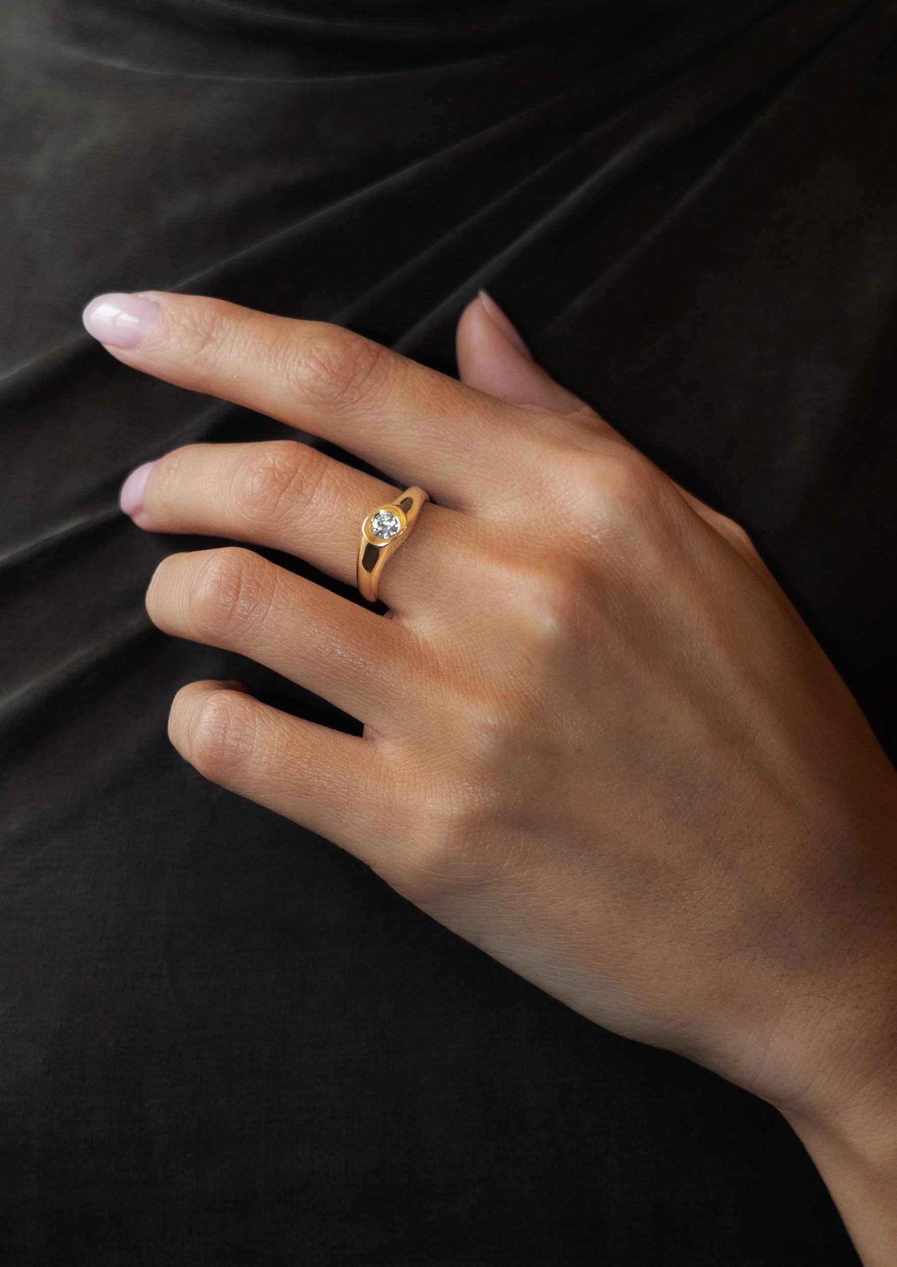 Shift Signet Ring Yellow Gold